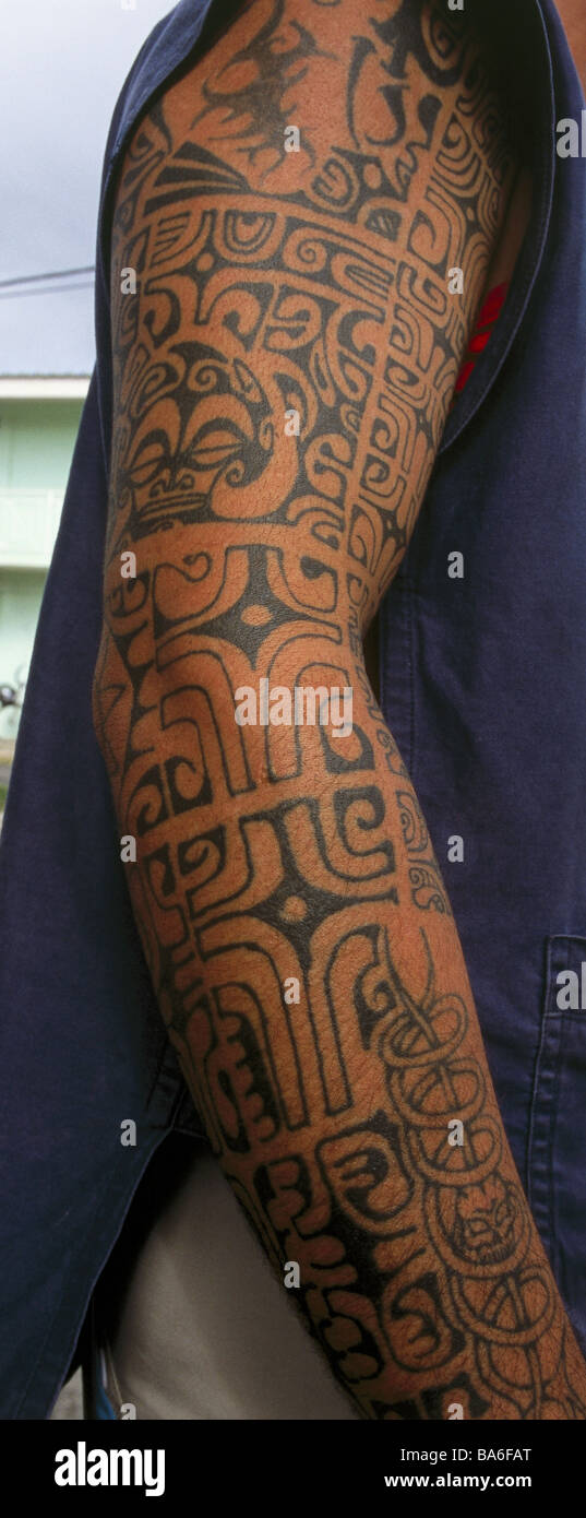 French-Polynesia Iles de la Societe îles sous le Vent Huahine island détail polynésiens tatouage bras de mer du Sud Europa Banque D'Images