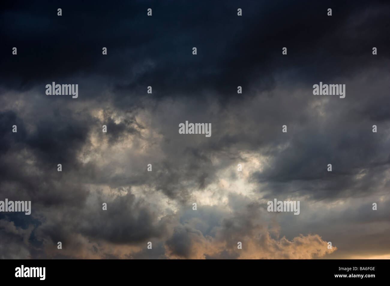 Nuages de tempête de recueillir comme l'approche d'avant se déplace dans Banque D'Images