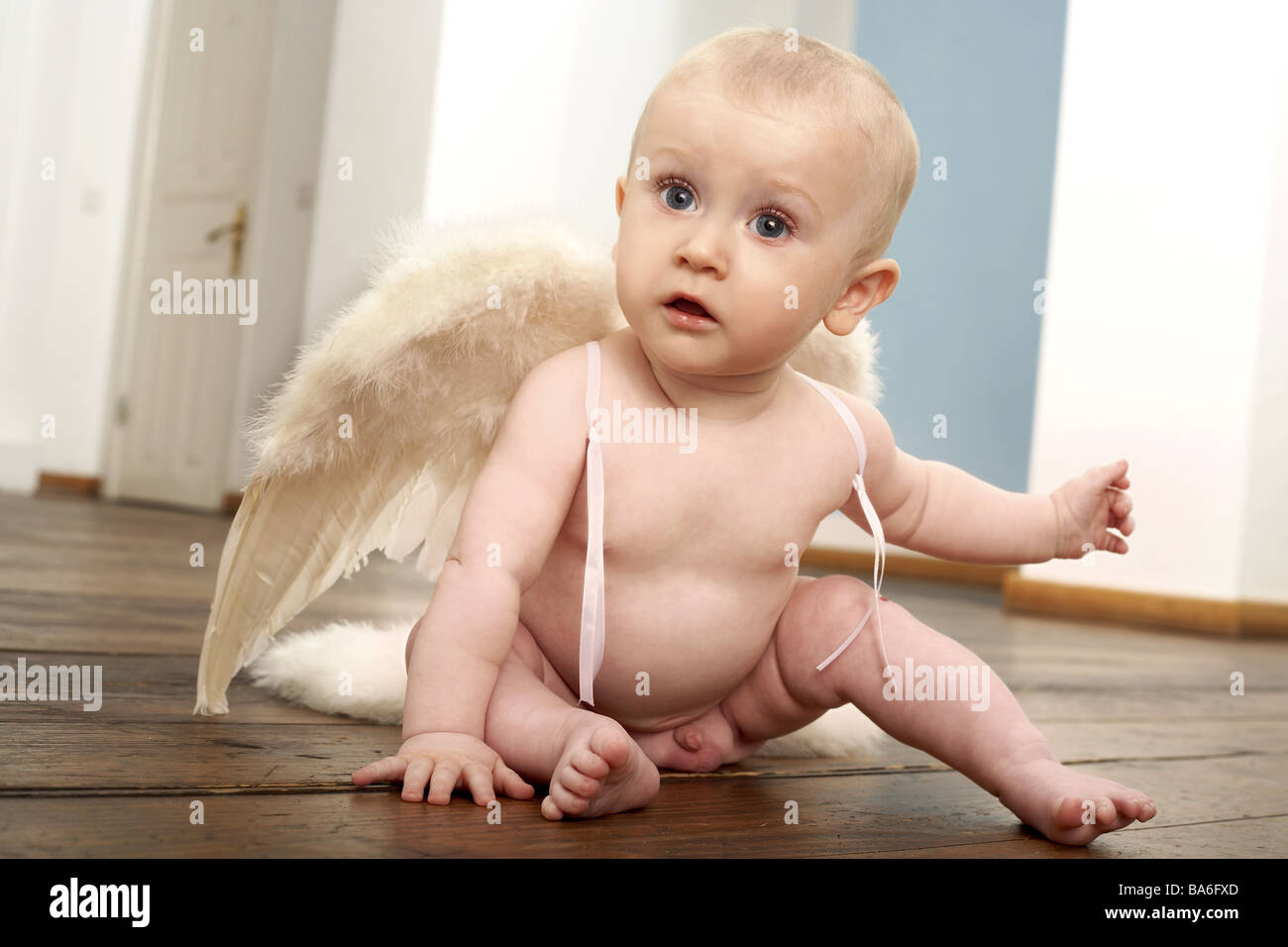 Siège bébé ange nu-ailes-de-chaussée de personnes enfant Bébé Garçon 8 mois  petits anges aile fée elfe de naturel l'enfance Photo Stock - Alamy