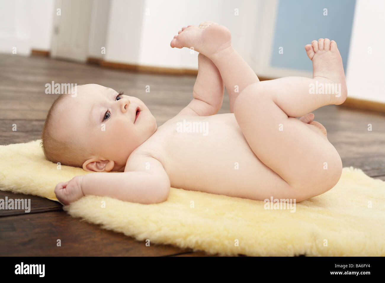 Marbre Nu Bebe Mouton Se Trouve Gaiement Les Gens Serie Enfant Bebe Garcon 8 Mois Douce Fourrure Retour Situation Thrashes Environ Photo Stock Alamy