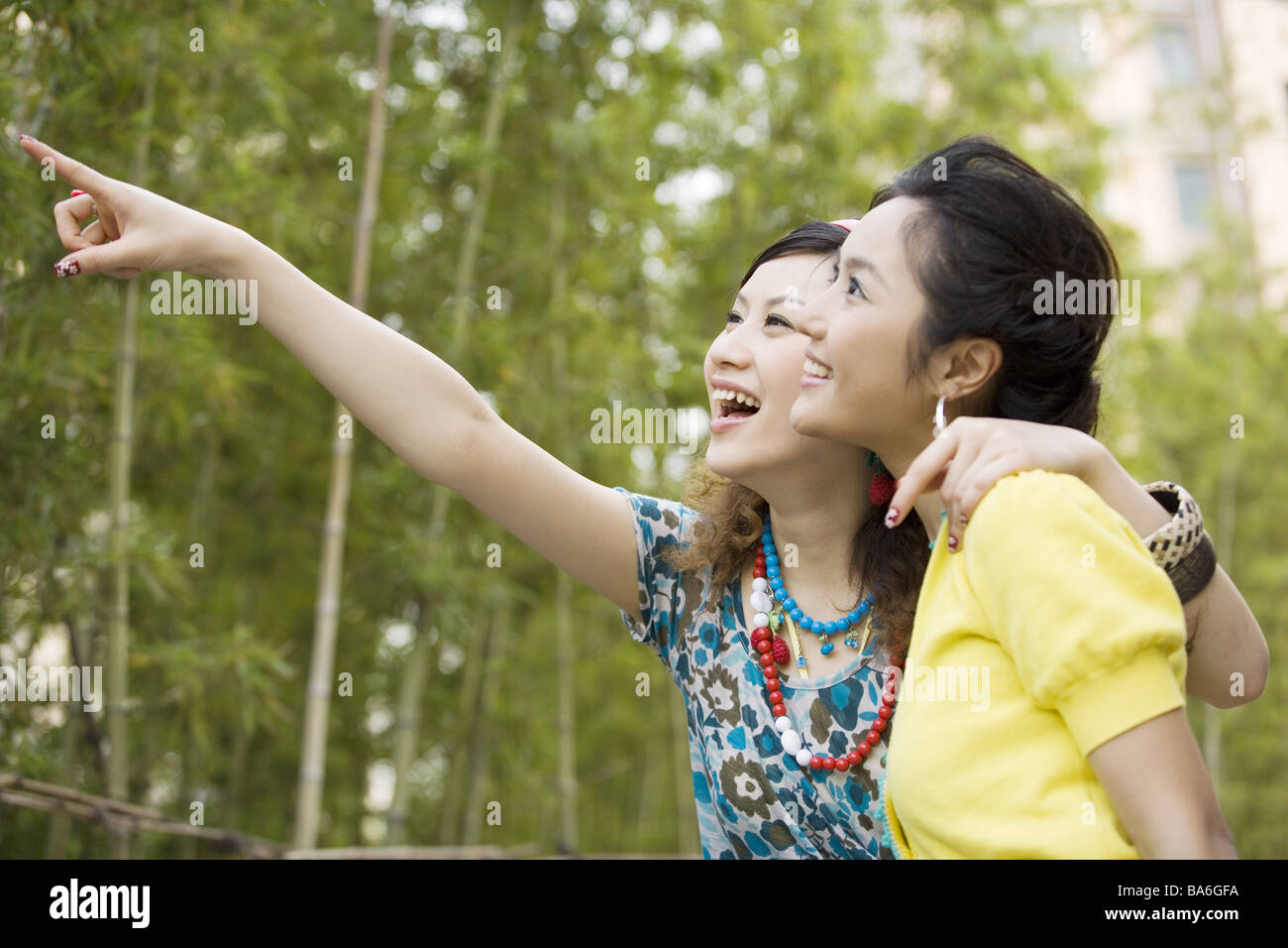 Deux jeunes femmes smiling une dirigée la direction Banque D'Images