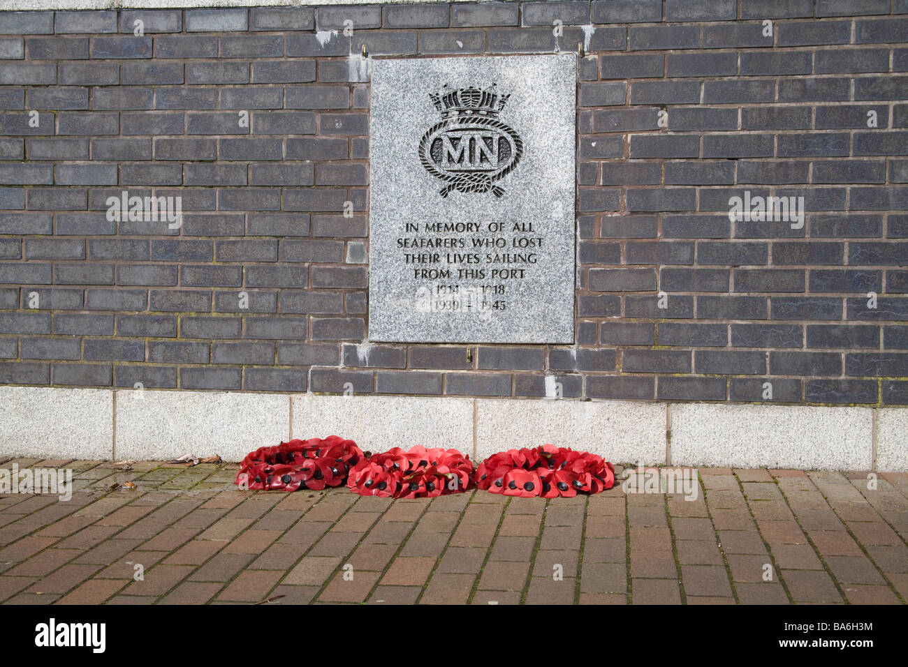 England UK Mars couronnes de pavot en face de War Memorial pour les marins perdus en mer lors des deux guerres mondiales Banque D'Images