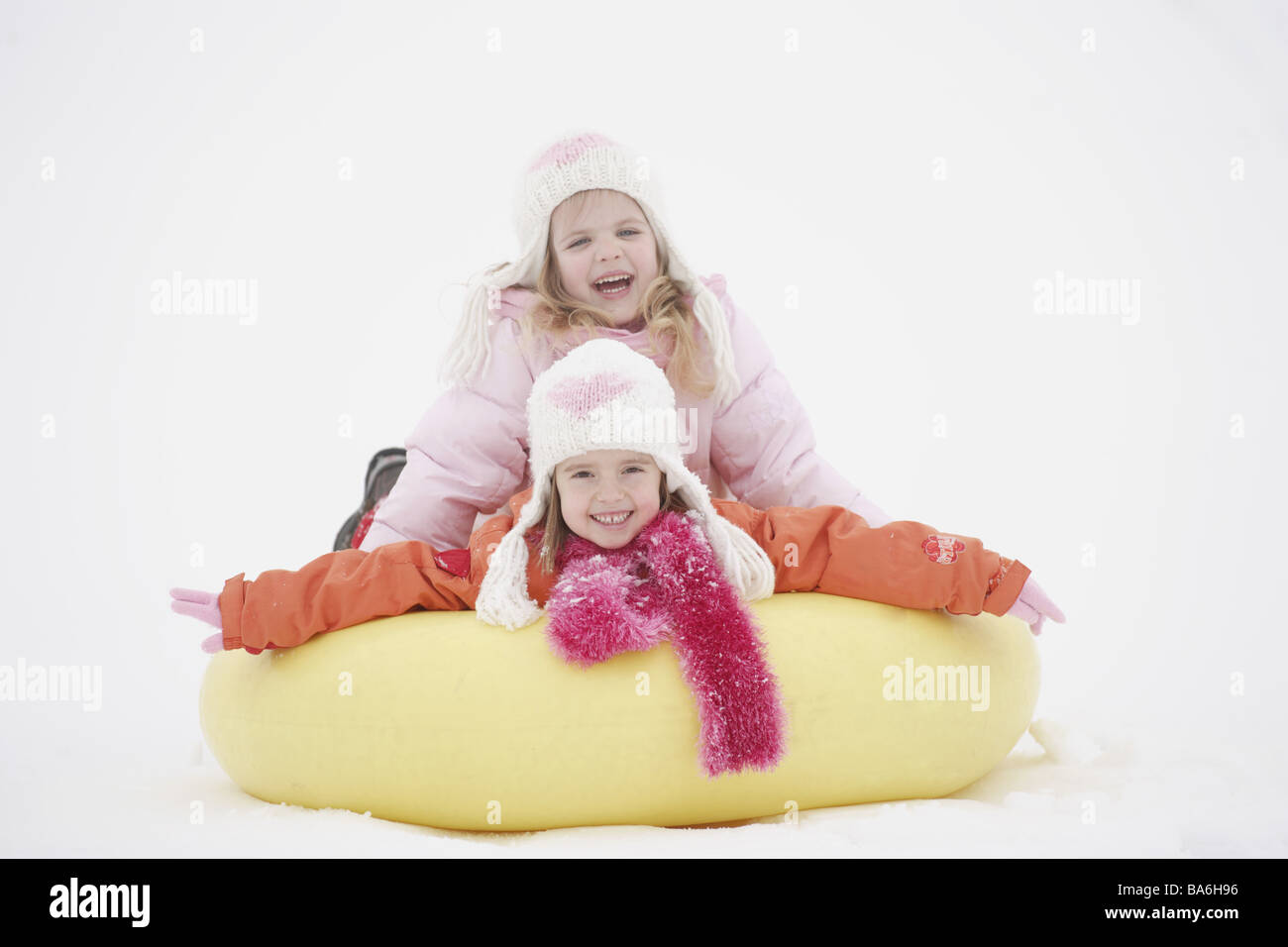 Les enfants deux pneus neige luges amusant allègrement les filles 4-6 ans frères soeurs amis à l'extérieur en caoutchouc pneus hivers-sont Banque D'Images