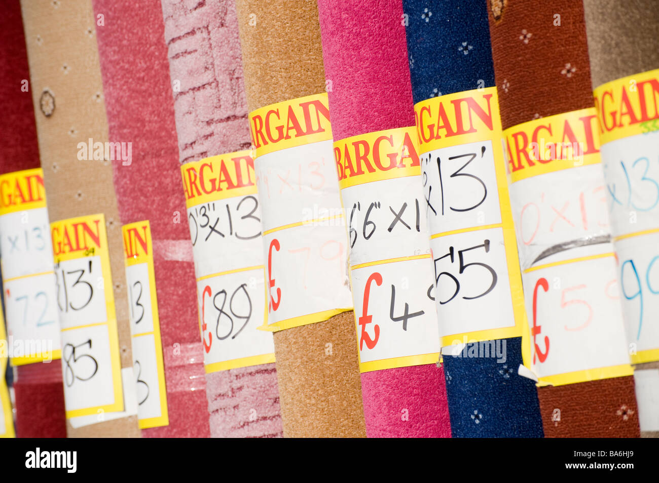 Rouleaux de tapis pour la vente dans une boutique de tapis en Angleterre  Photo Stock - Alamy