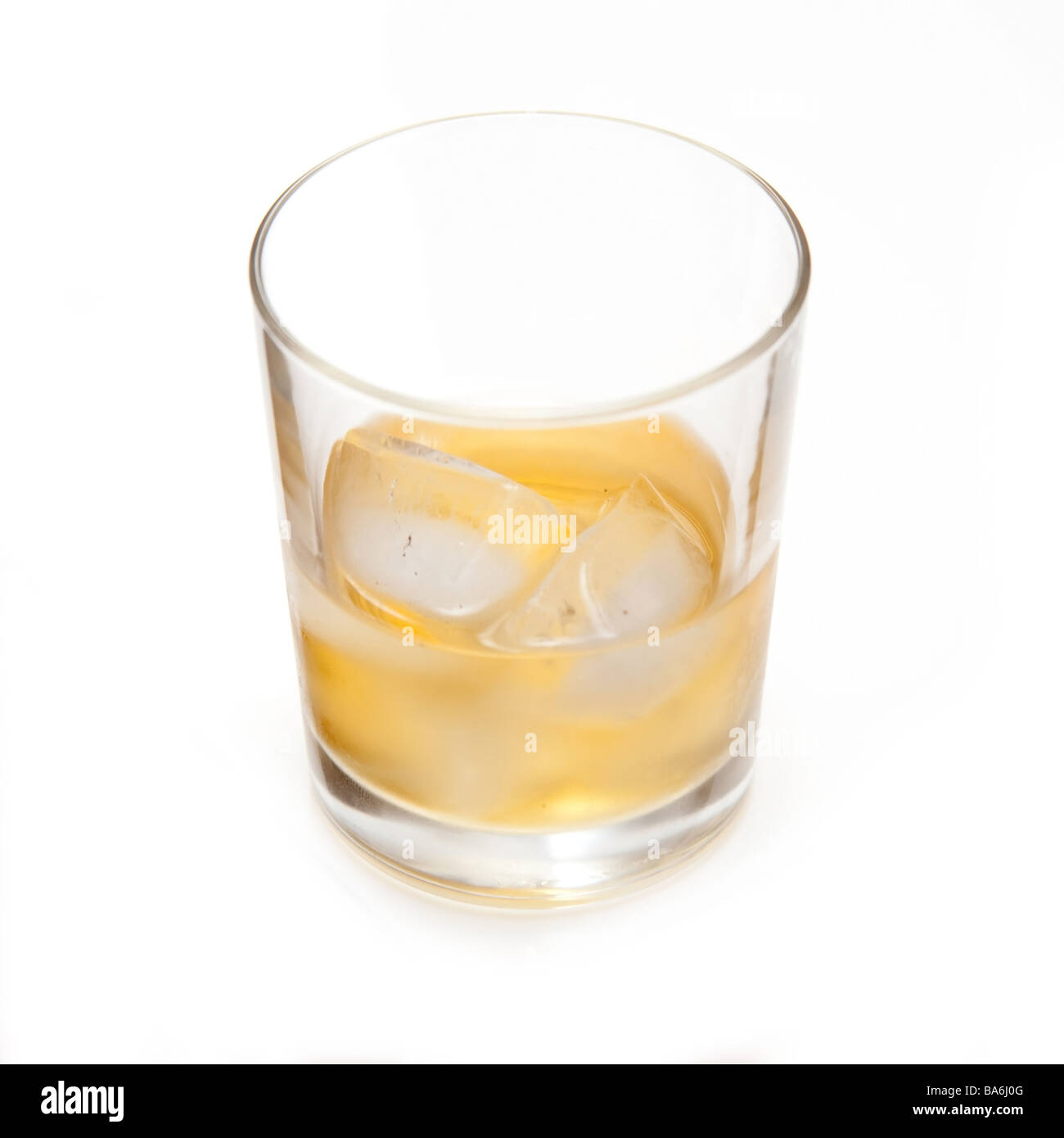 Verre de whisky écossais isolated on a white background studio Banque D'Images