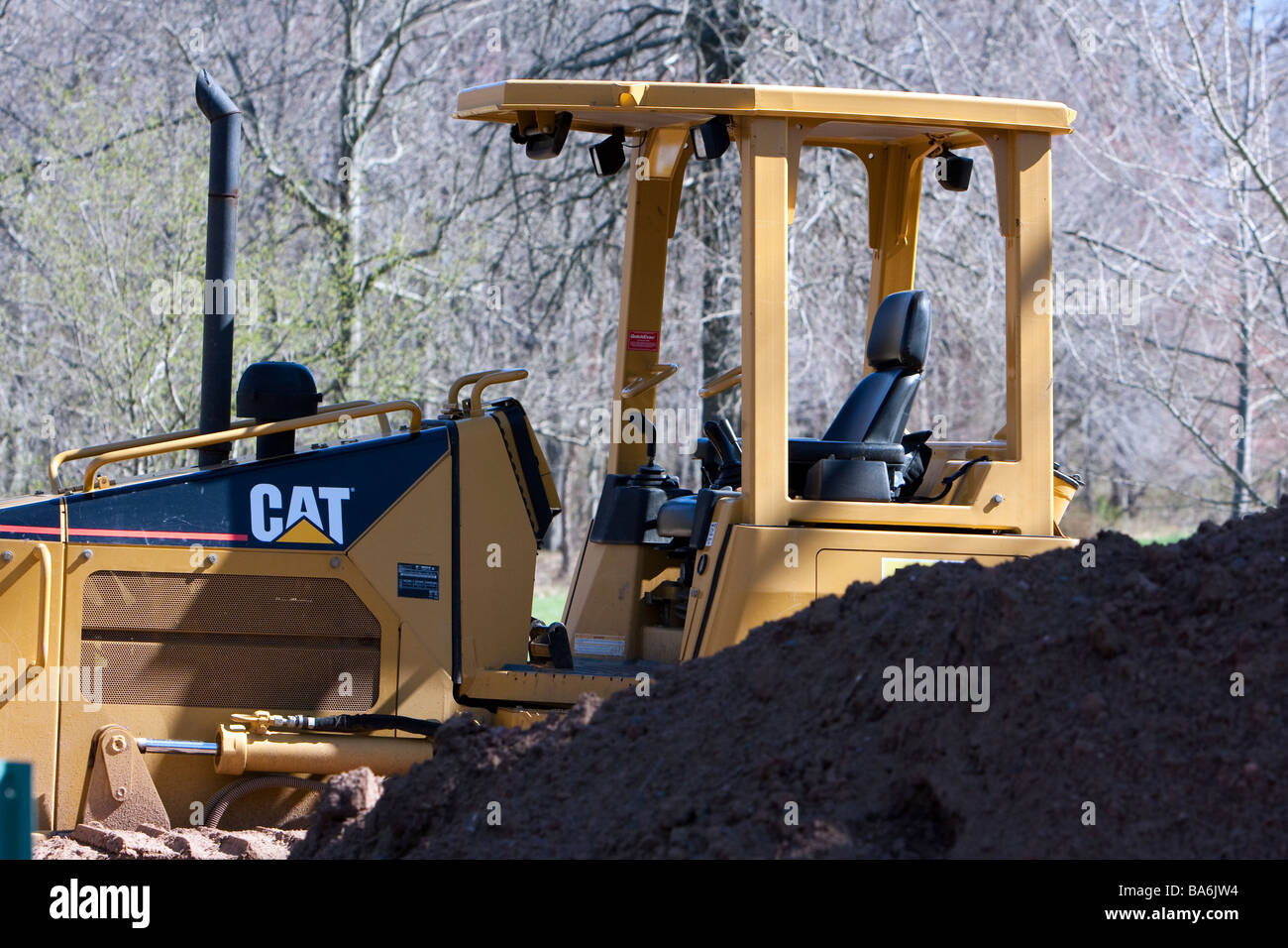 Un tracteur d'ARBRES ET UN TAS DE saleté. Banque D'Images