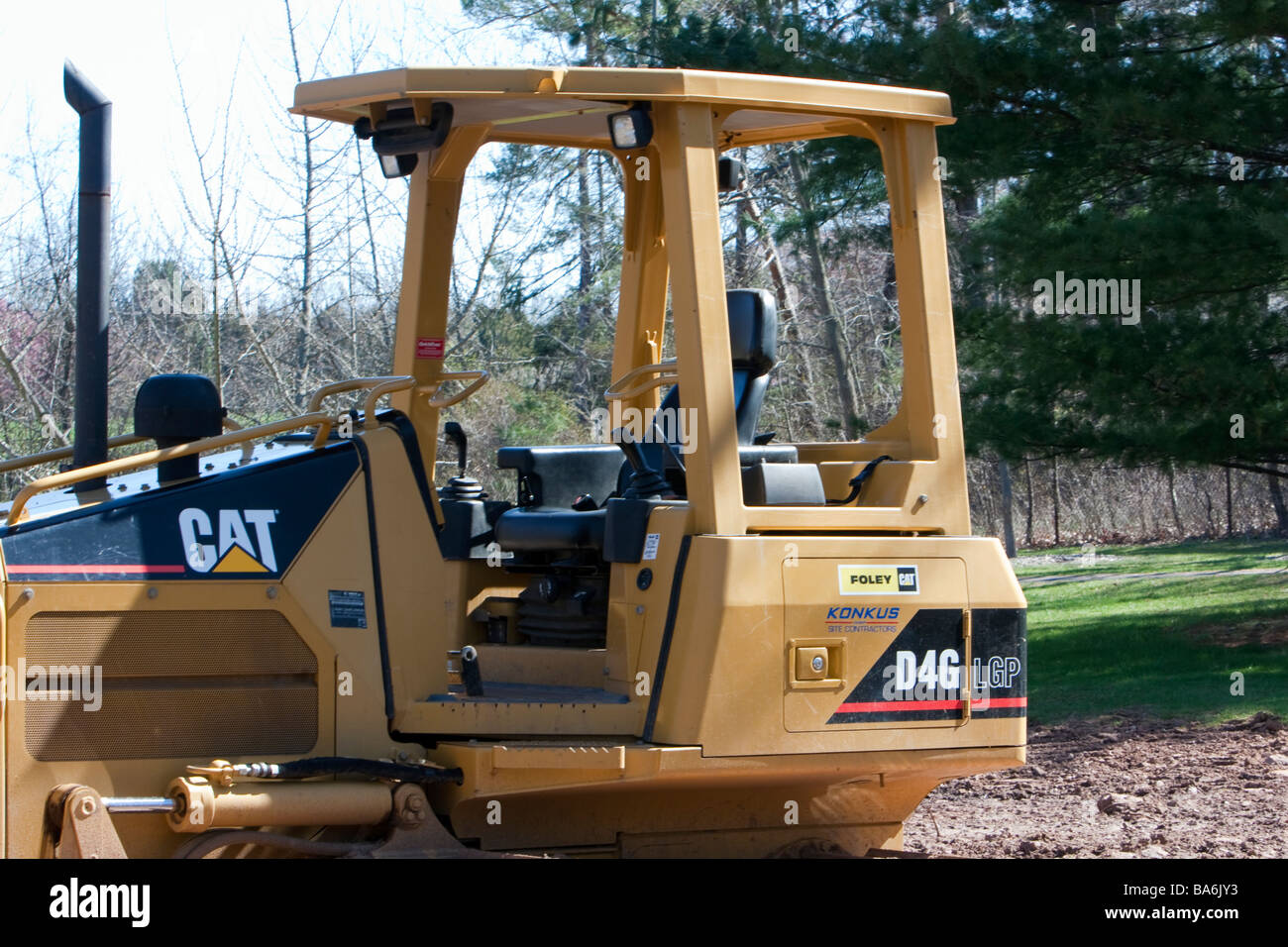 Un tracteur d'ARBRES ET UN TAS DE saleté. Banque D'Images