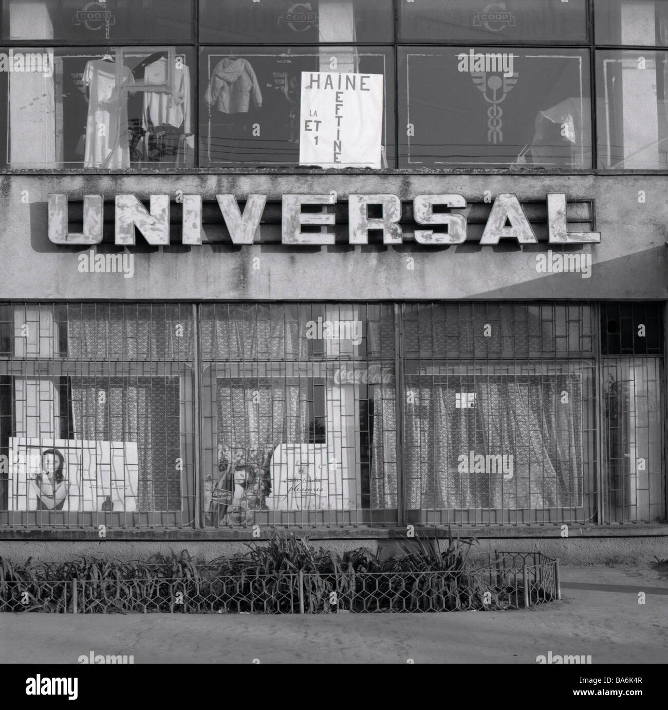 Roumanie Ciacovar détails façade magasin s/w Europe Balkans economie business architecture bâtiments stroke universal Banque D'Images