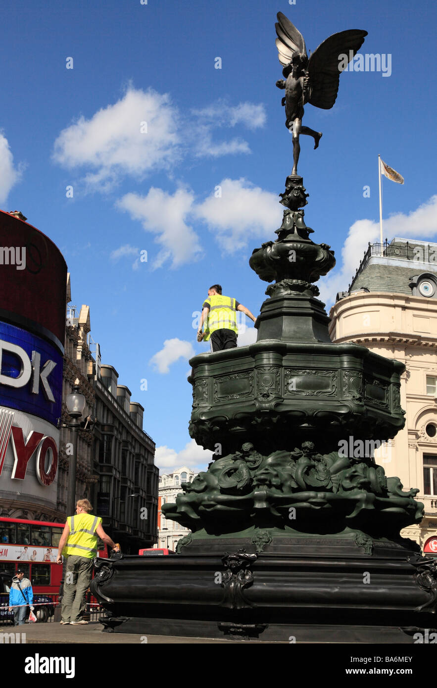 Nettoyage de la statue d'Eros des ouvriers. Piccadilly Circus, Londres, Angleterre, Royaume-Uni. Banque D'Images