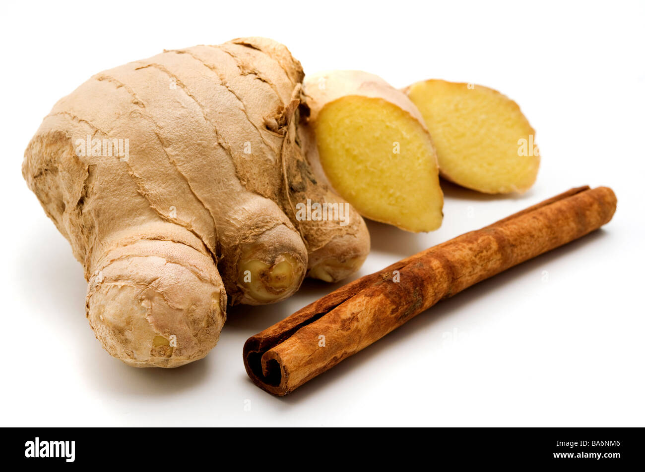 Zingiber officinale Gingembre et cannelle indonésienne quills Cinnamomum burmannii sur fond blanc Banque D'Images