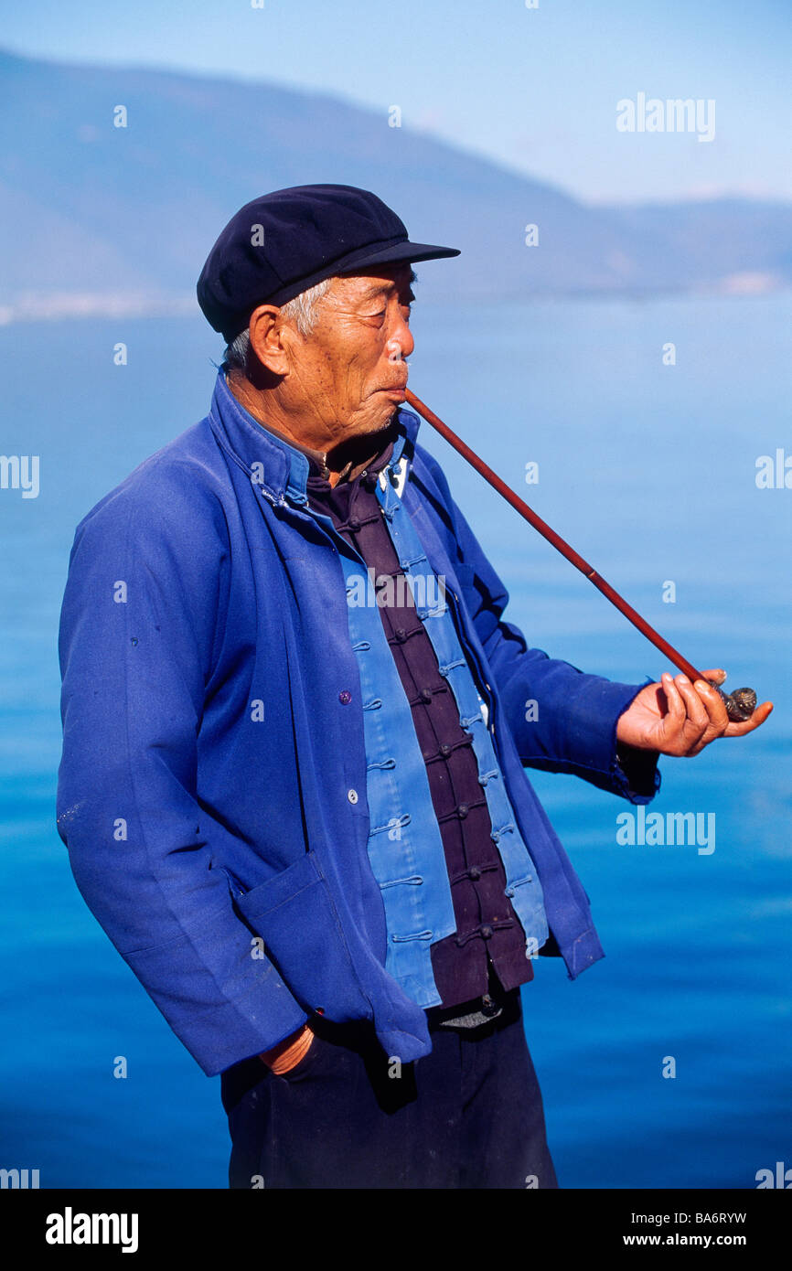 Chine, province du Yunnan, le Lac Erhai, Bai homme fumant une pipe Banque D'Images