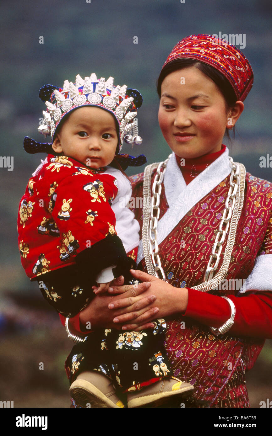 La Chine, la province du Guizhou, Chong'an, Gejia femme et enfant Banque D'Images