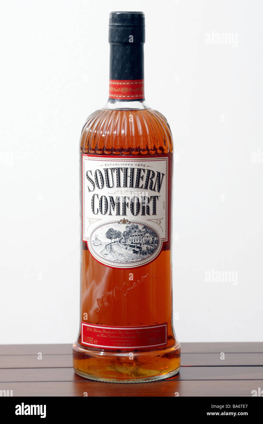 Une bouteille de Southern Comfort Whisky Écossais - bouteille de whisky sur la table isolé sur blanc (découpe). Banque D'Images