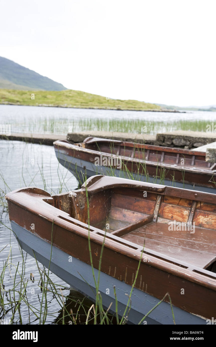 L'Irlande province Conn-huit région comté de Galway Lough Inagh mer Conamara landing place bateaux détail stern Europe island Banque D'Images