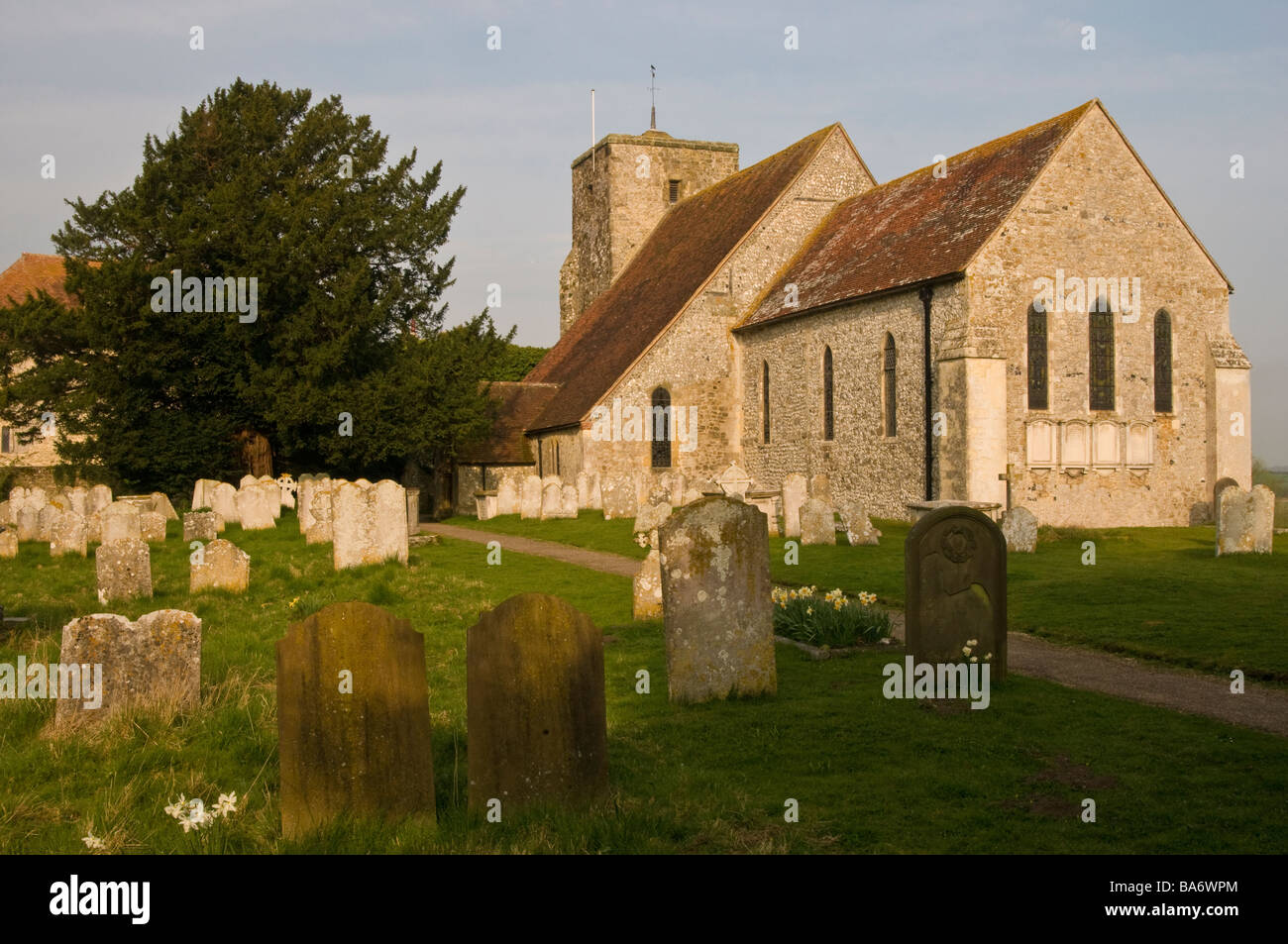 L'église paroissiale de Amberley Sussex de l'Ouest tôt le matin Banque D'Images