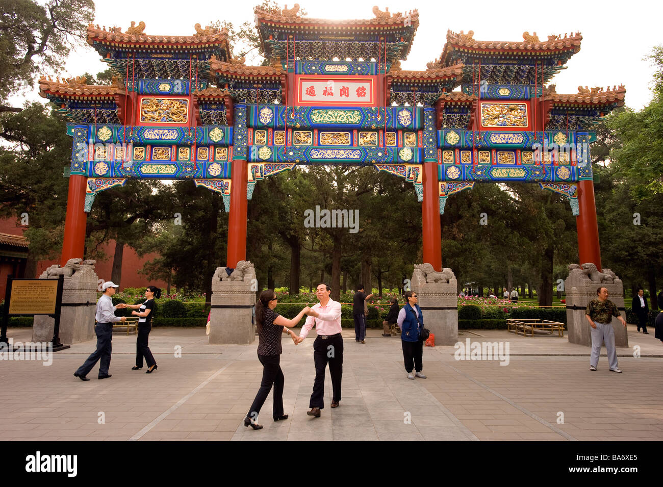 La Chine, Beijing, tôt le matin, danser dans le parc de la Colline de Charbon derrière la Cité Interdite Banque D'Images