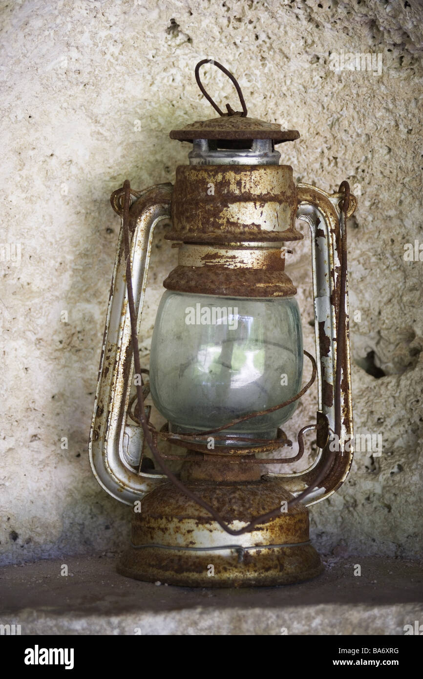 Lampe à pétrole ancienne lampe rouillée Alulampe-lampe en aluminium utilise  utilise broken hirsutes utiliser les voies de la lumière du symbole de  l'heure d'éclairage Photo Stock - Alamy