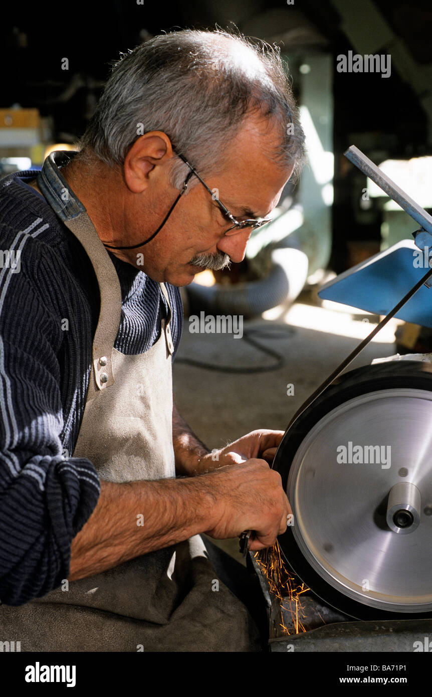 France, Corse du Sud, Cuttoli Corticchiato, fabrication de couteaux corses,  Jean Biancucci, Cutler, à polir ses couteaux Photo Stock - Alamy