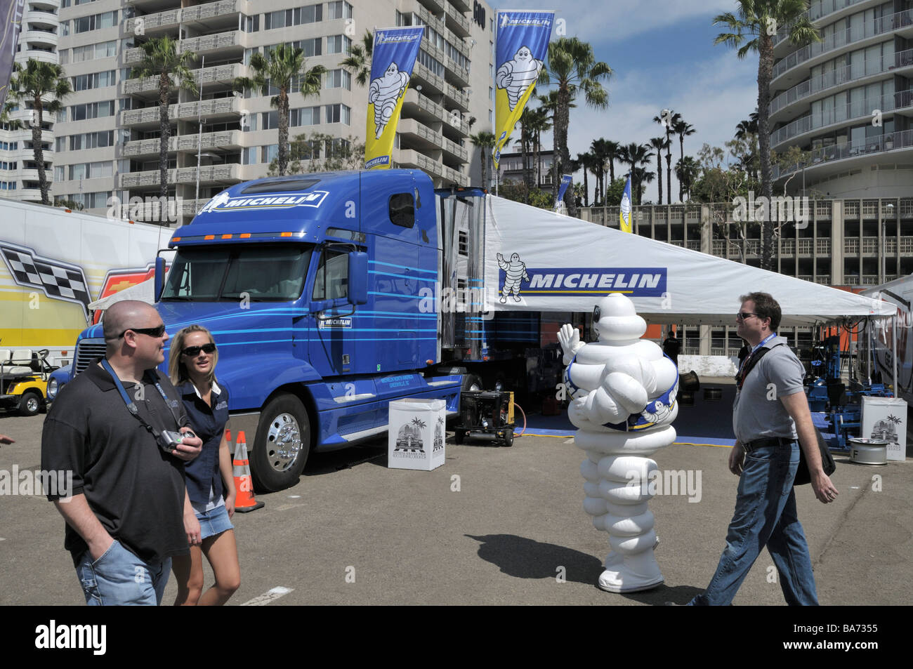 Un homme marche par Michelin en robe de promotion Banque D'Images