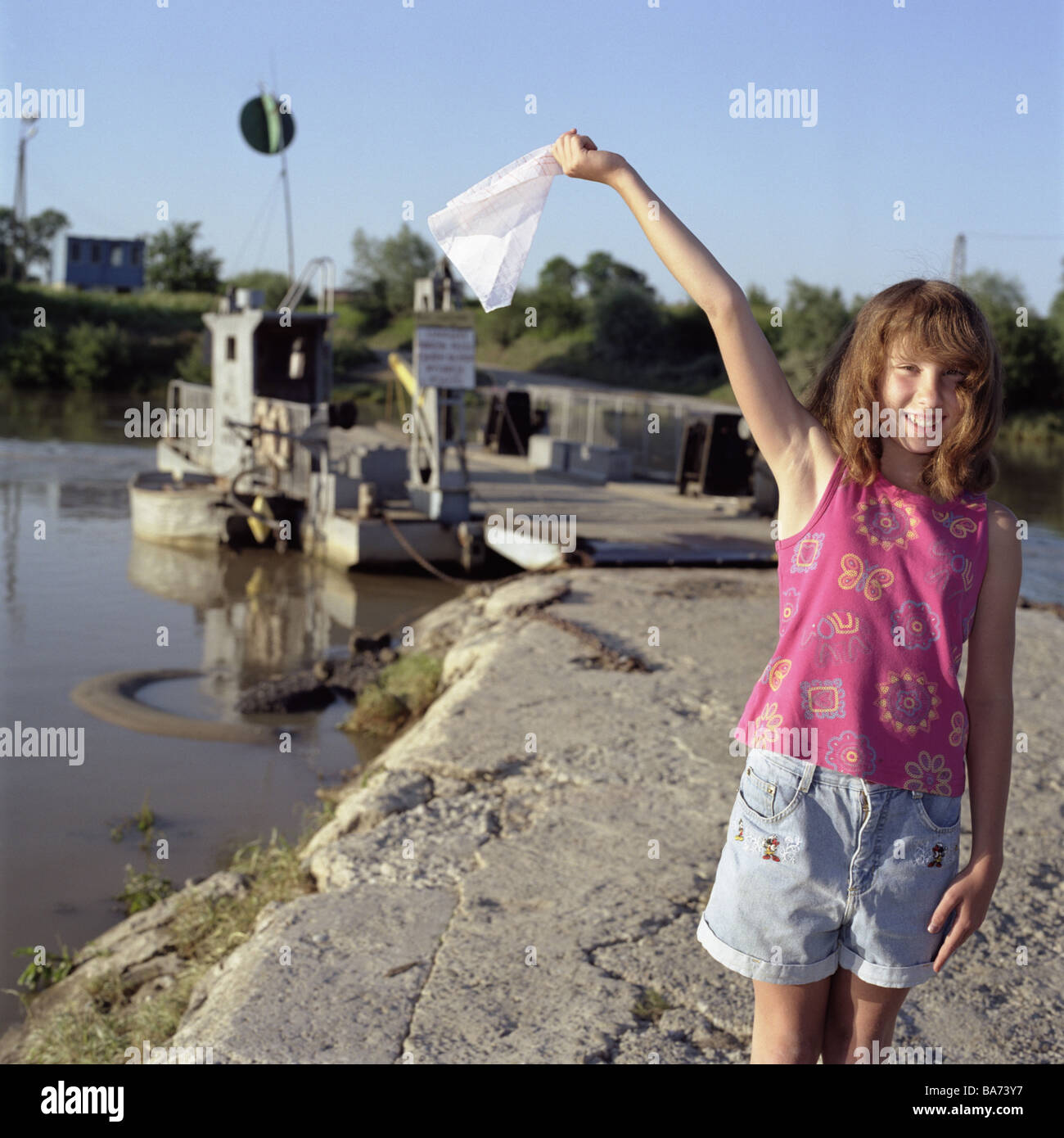 Pologne Tarnow river Dunajez filles ferry bateau vagues car-ferry (personnes de 10 ans d'expérience de la petite enfance enfant regard sourit joyeusement Banque D'Images