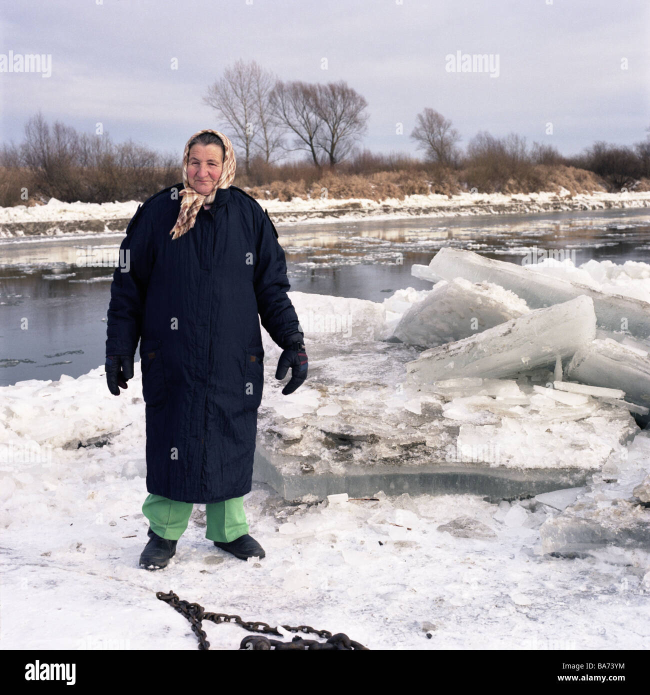 Pologne Tarnow neige hiver capeline femme modèles-clothing aucune presse Pôle Europe les aînés de 70 ans hivers saison river Banque D'Images