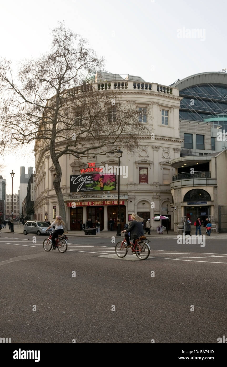 Charing Cross, Playhouse Theatre architecture, rue de Londres, 2 motards, printemps, Embankment, London, Grande Bretagne, Angleterre, RU Banque D'Images