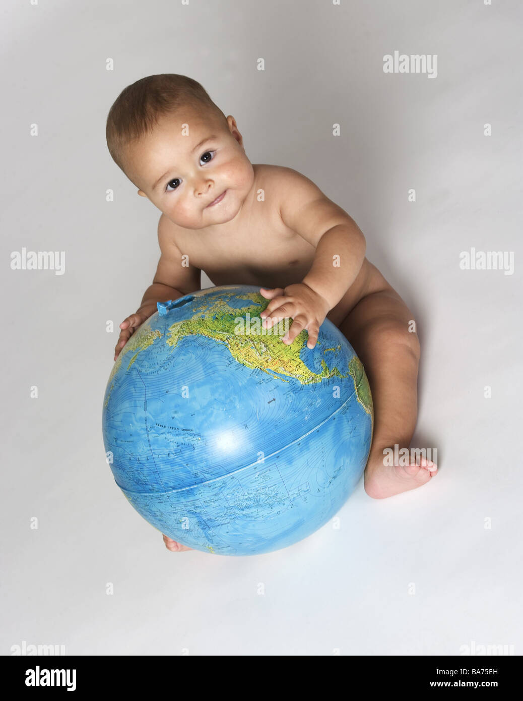 Siege Bebe De L Eau Nu Ball De Globe Au Dessus De Personnes Tout A Fait Le Bonheur De L Enfant Organes Haut Sourire Regarde La Camera Regard Ball Concept Photo Stock Alamy