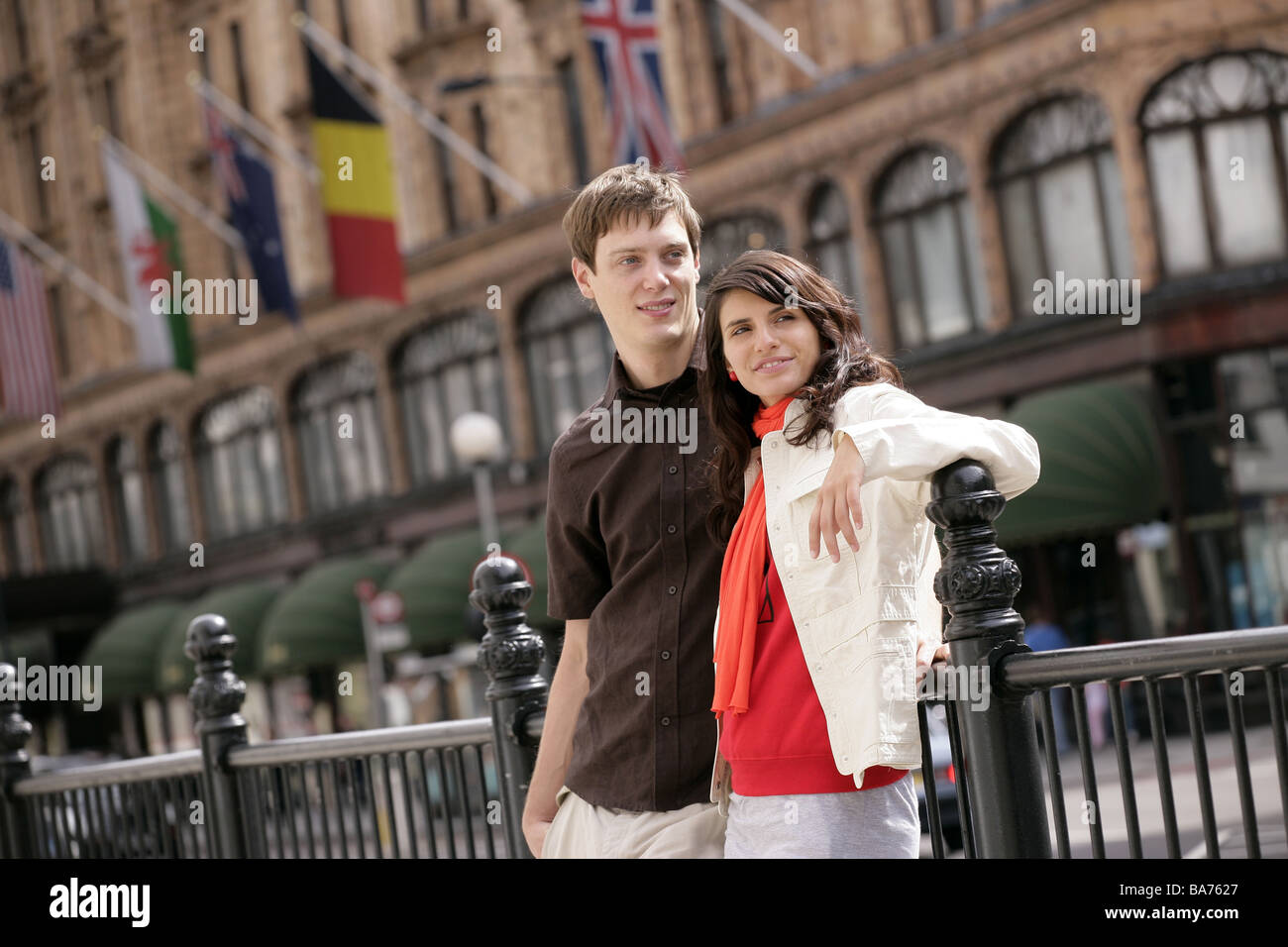 Grande-bretagne Angleterre Londres magasin Harrods pair les jeunes peuplements de 20 à 30 ans relation à l'extérieur de l'Europe de l'Angleterre Lieu de loisirs Banque D'Images