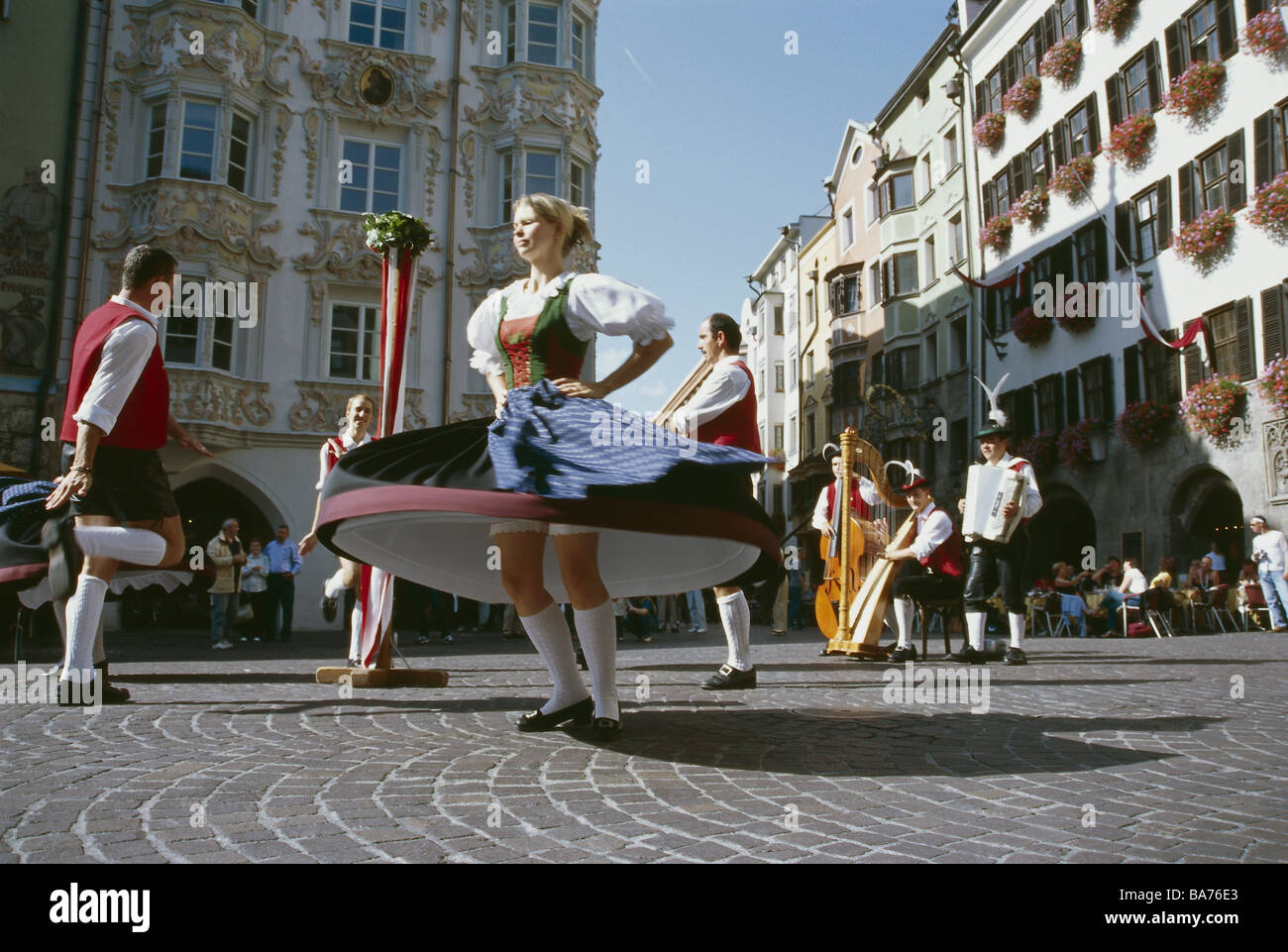 Autriche Tyrol Innsbruck street folk dance-groupe folklore culture Schuhplattler danse femme ville ville centre party event people Banque D'Images