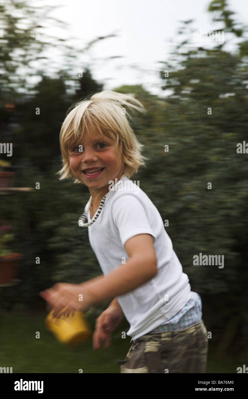 Jardin Garcon Blond Tourne La Camera Regard Serie Detail Personnes Enfant 5 Ans Rire Joie Collier De Plaisirs D Enfance Plaisanterie Fun Photo Stock Alamy Jardin Garcon Blond Tourne La Camera Regard Serie Detail Personnes Enfant 5 Ans Rire Joie Collier De Plaisirs D Enfance Plaisanterie Fun Photo Stock Alamy