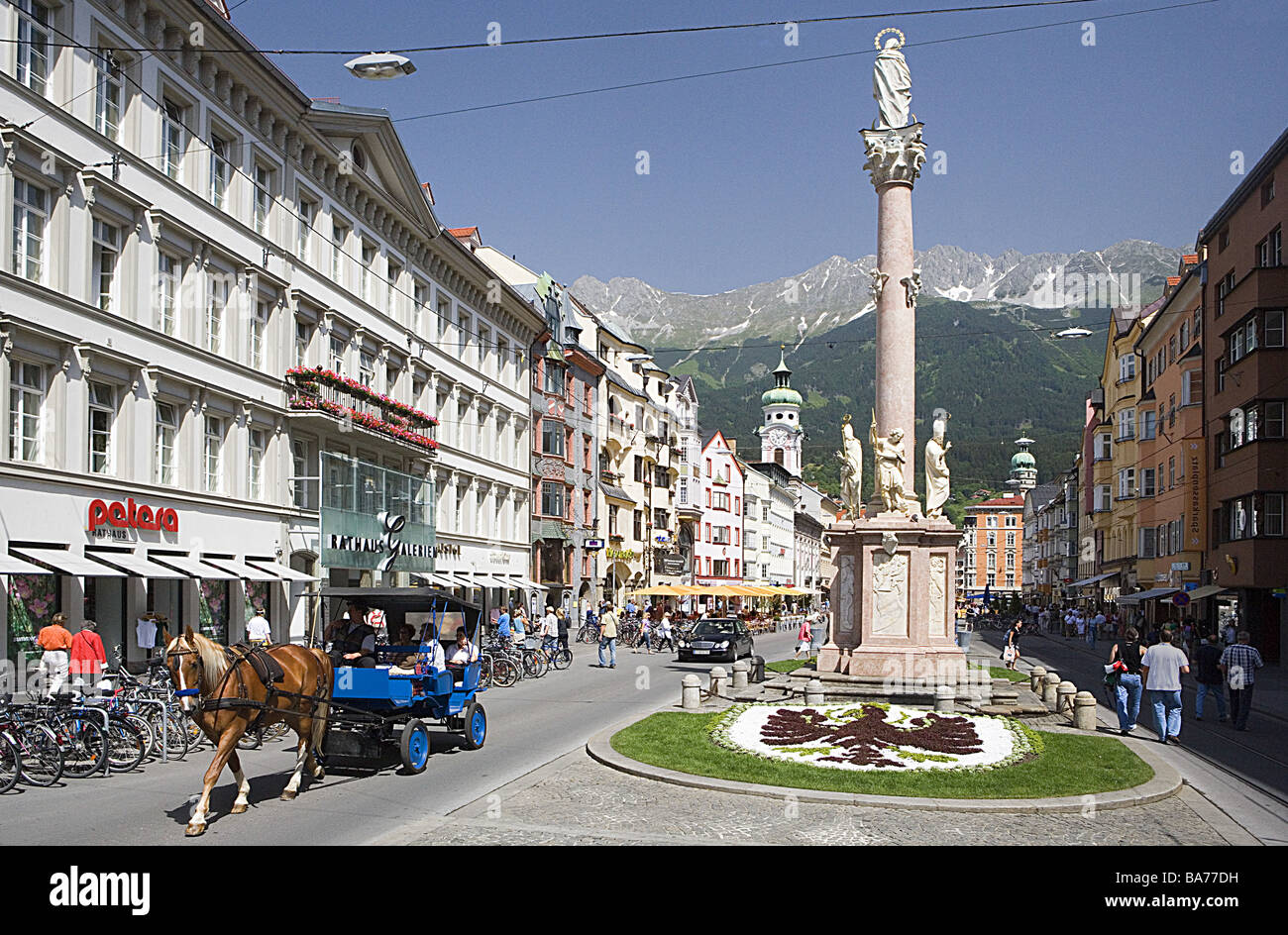 Autriche Tyrol Innsbruck Maria-Theresien-Straße Anna-North-Tyrol l'Europe de l'Inntal Fiaker colonne vue ville bâtiments maisons rue Banque D'Images