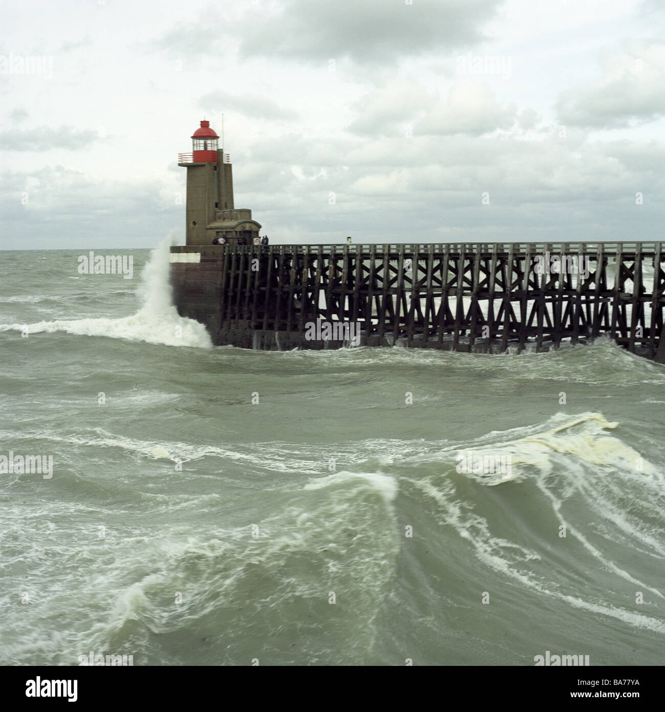 France Normandie Fécamp sleeve-canal pier lighthouse tempête vagues nuages série Europe pier mur du port de l'eau de mer les marées de nuages Banque D'Images