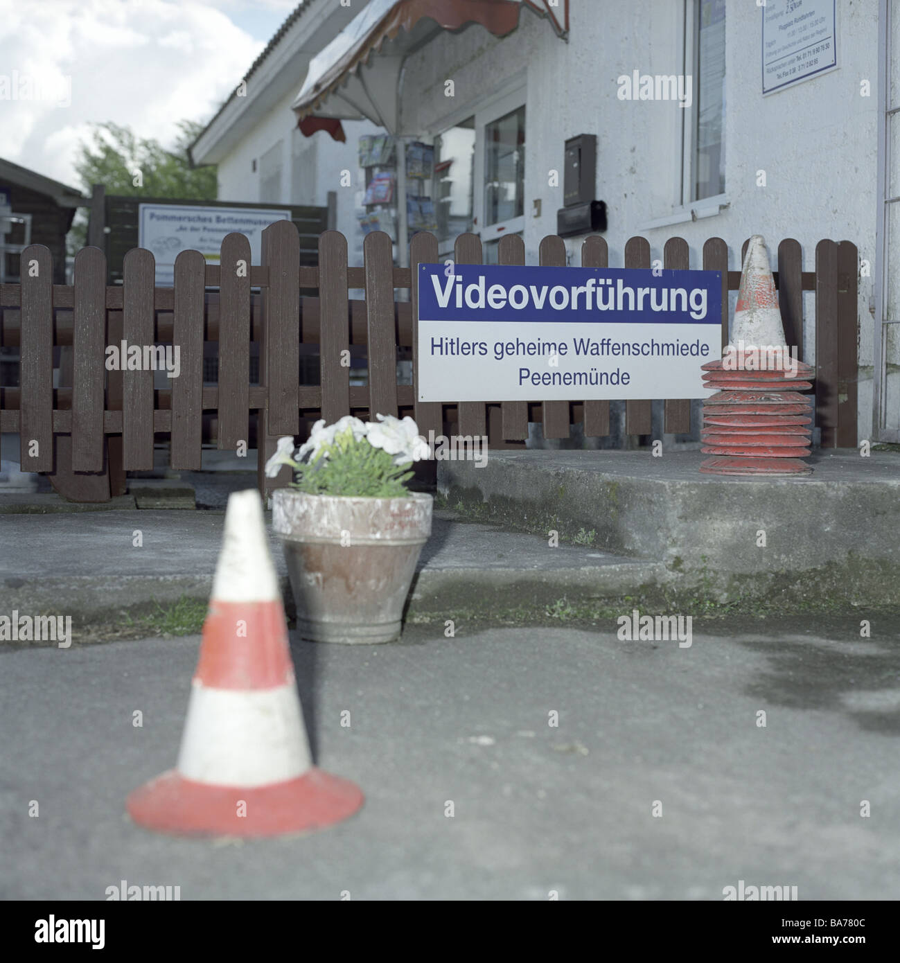 L'île de Usedom Allemagne Mecklembourg-Poméranie-Occidentale Peenemünde memorial airport sign-vidéo clôture présentation pylônes flowerpot Banque D'Images