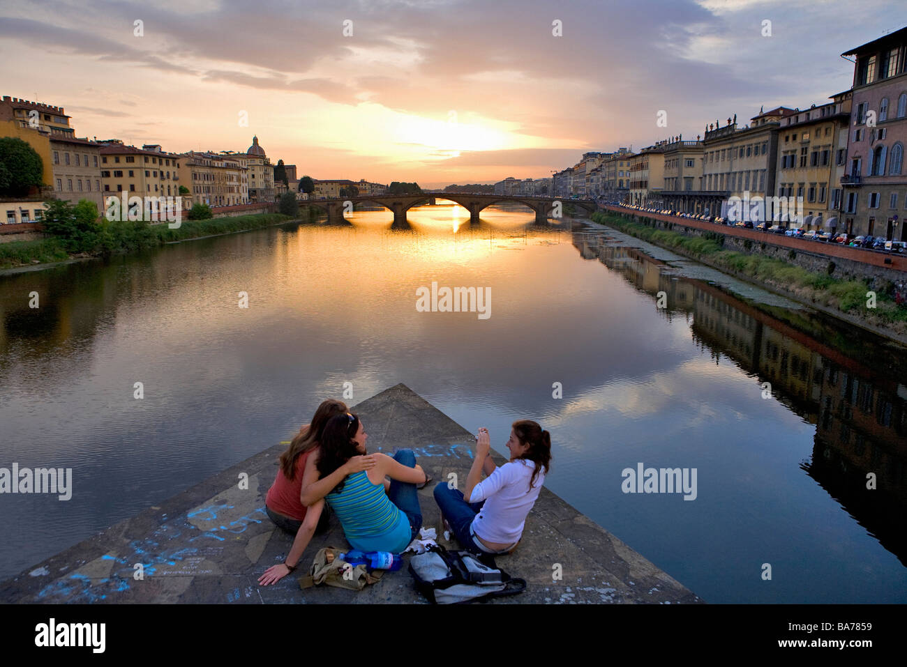 Italie, Toscane, Florence, le centre historique classé au Patrimoine Mondial par l'UNESCO, le coucher du soleil du Ponte Santa Trinità Banque D'Images