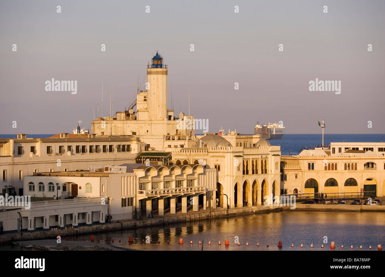 L'Algérie, Alger, le port, le bassin de l'Amirauté et le phare Photo Stock  - Alamy