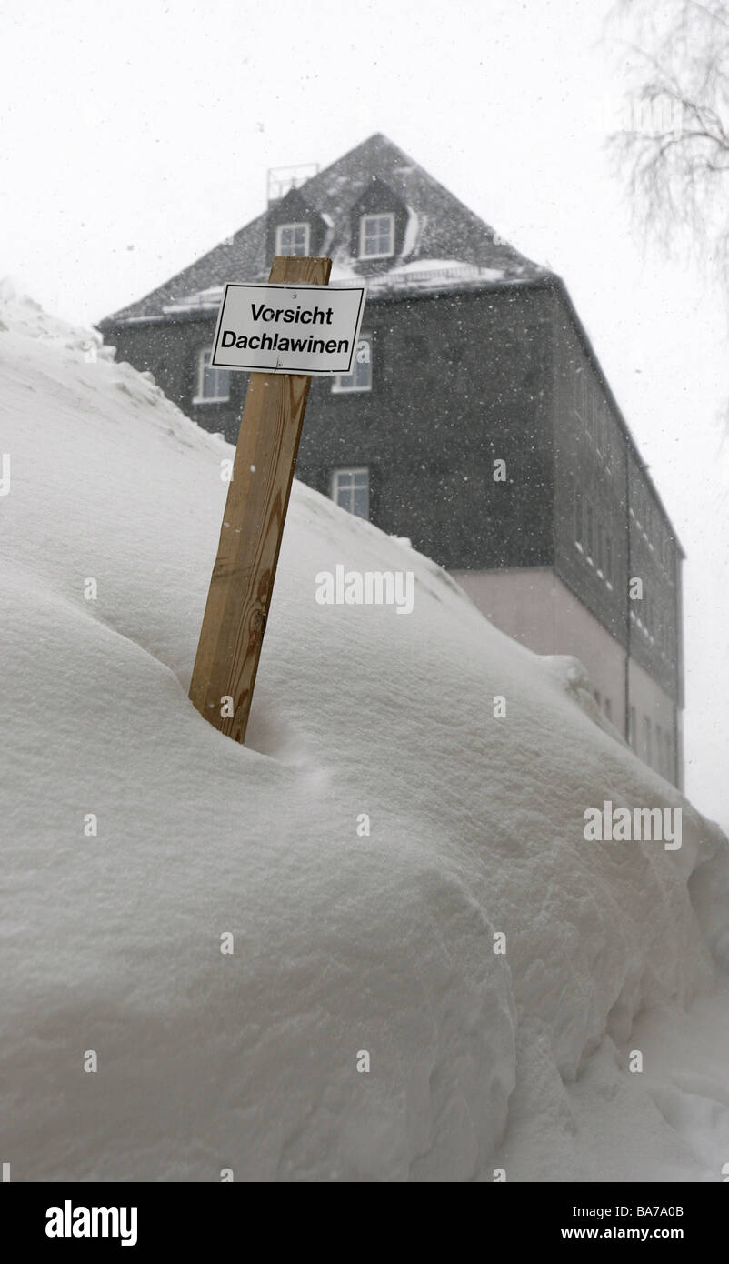 Allemagne Saxe Oberwiesenthal résidence snow panneau 'attention avalanches sur le toit' série hivers enneigés maison obtenu par la neige Banque D'Images