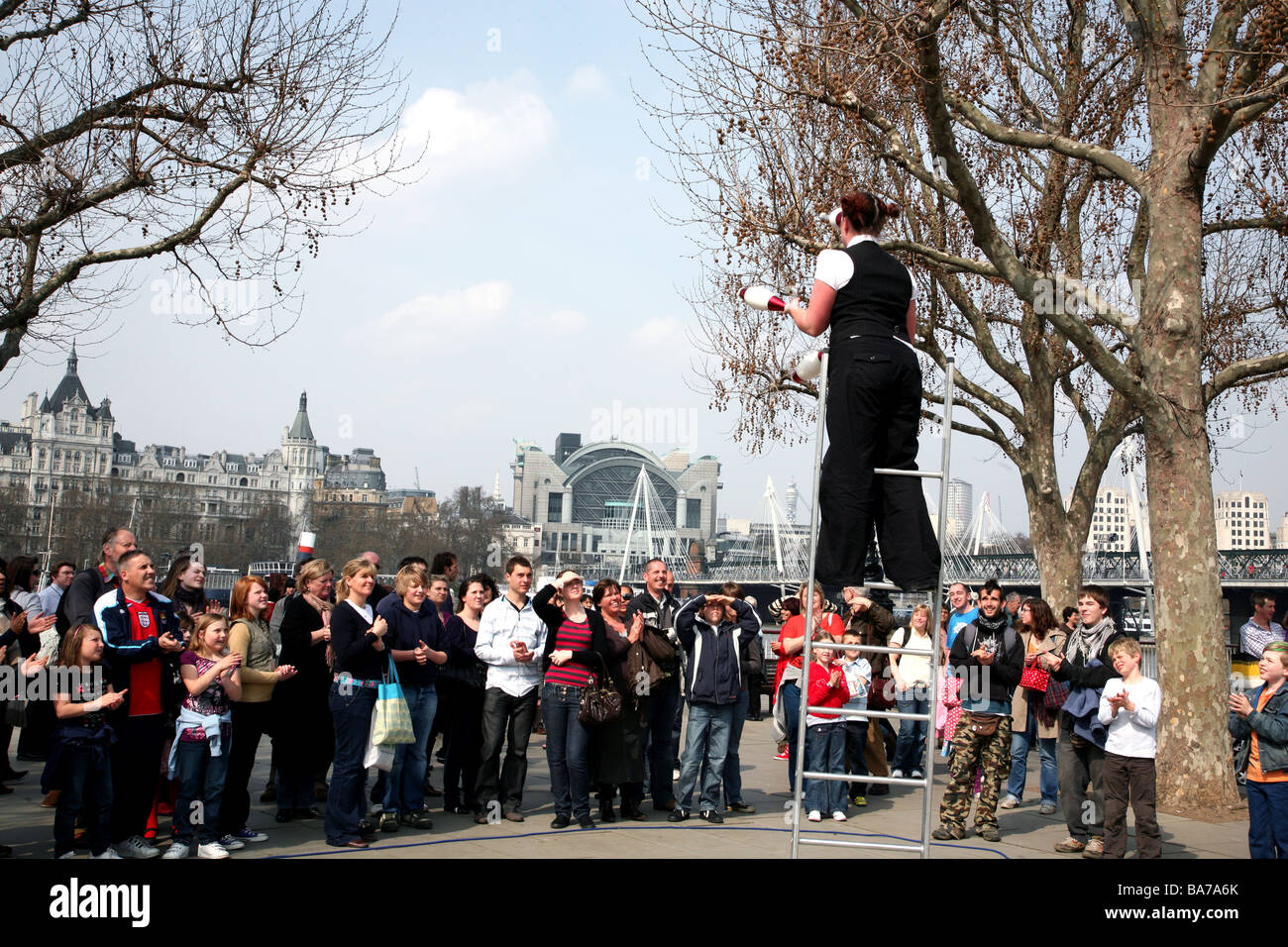 Juggler divertit cowd, Jubilee Gardens, Londres Banque D'Images