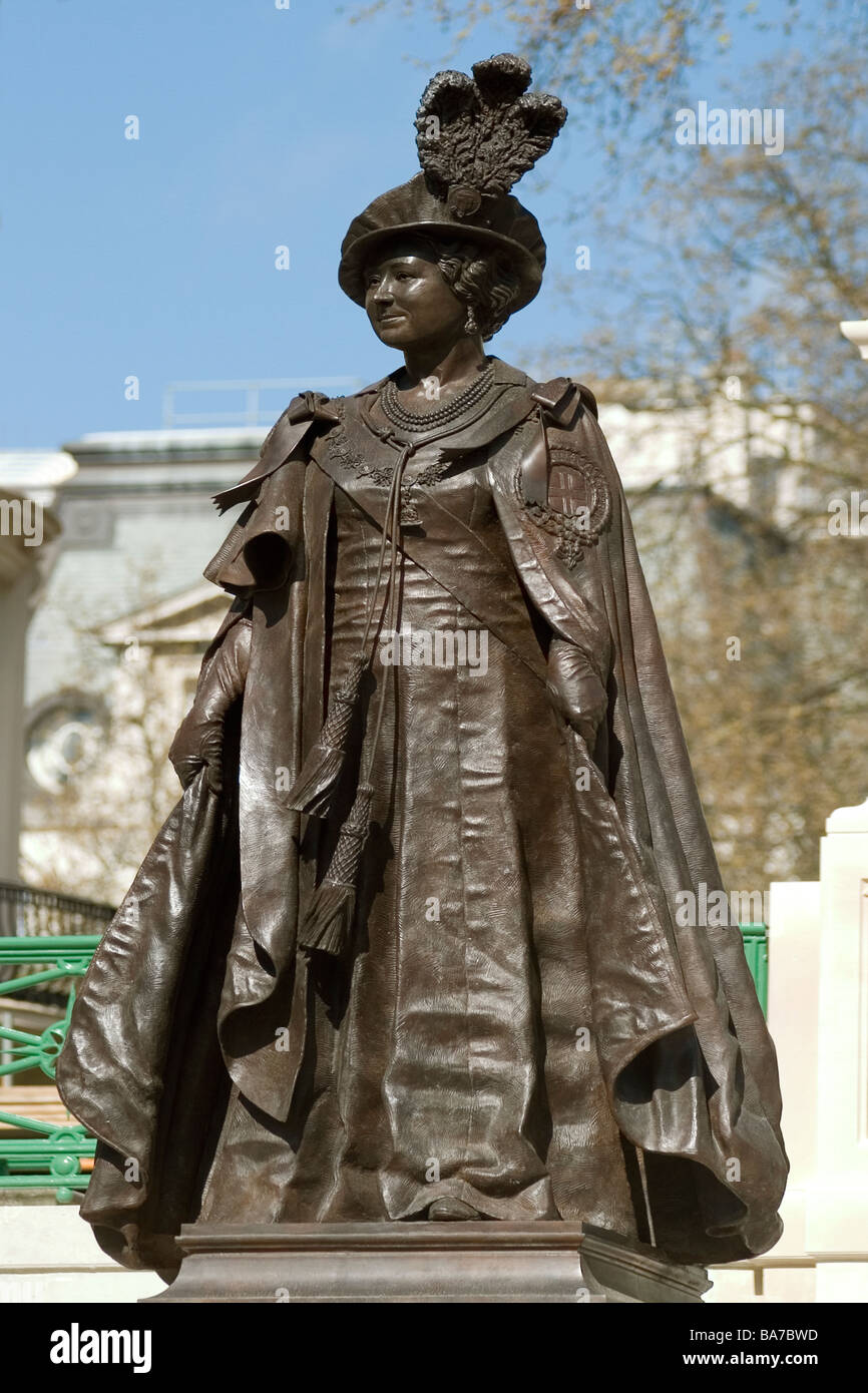 Angleterre Londres Reine Mère statue dans le Mall Banque D'Images