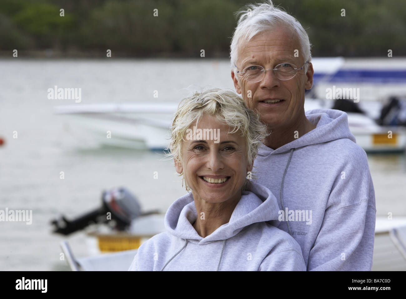 Hauts-Jogginganzüge paire port semi-rire série portrait de personnes de 50  à 60 ans 60 à 70 ans aînés regard Partnerlook paire Photo Stock - Alamy