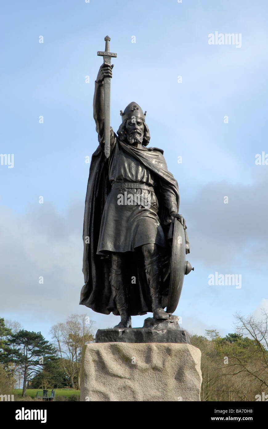 Statue du Roi Alfred, fondateur du royaume et la nation (sculpt : Hamo 1970 Ford Econoline), Winchester, Hampshire, Angleterre Banque D'Images