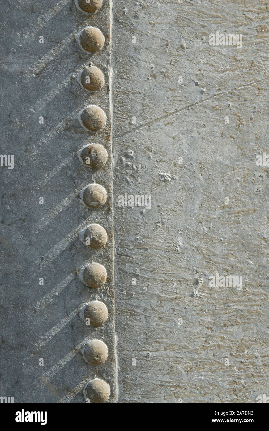 Metal texture : couture rivetée en acier galvanisé réservoir agricole avec ombres, Angleterre, Grande-Bretagne, Royaume-Uni, Europe. Banque D'Images