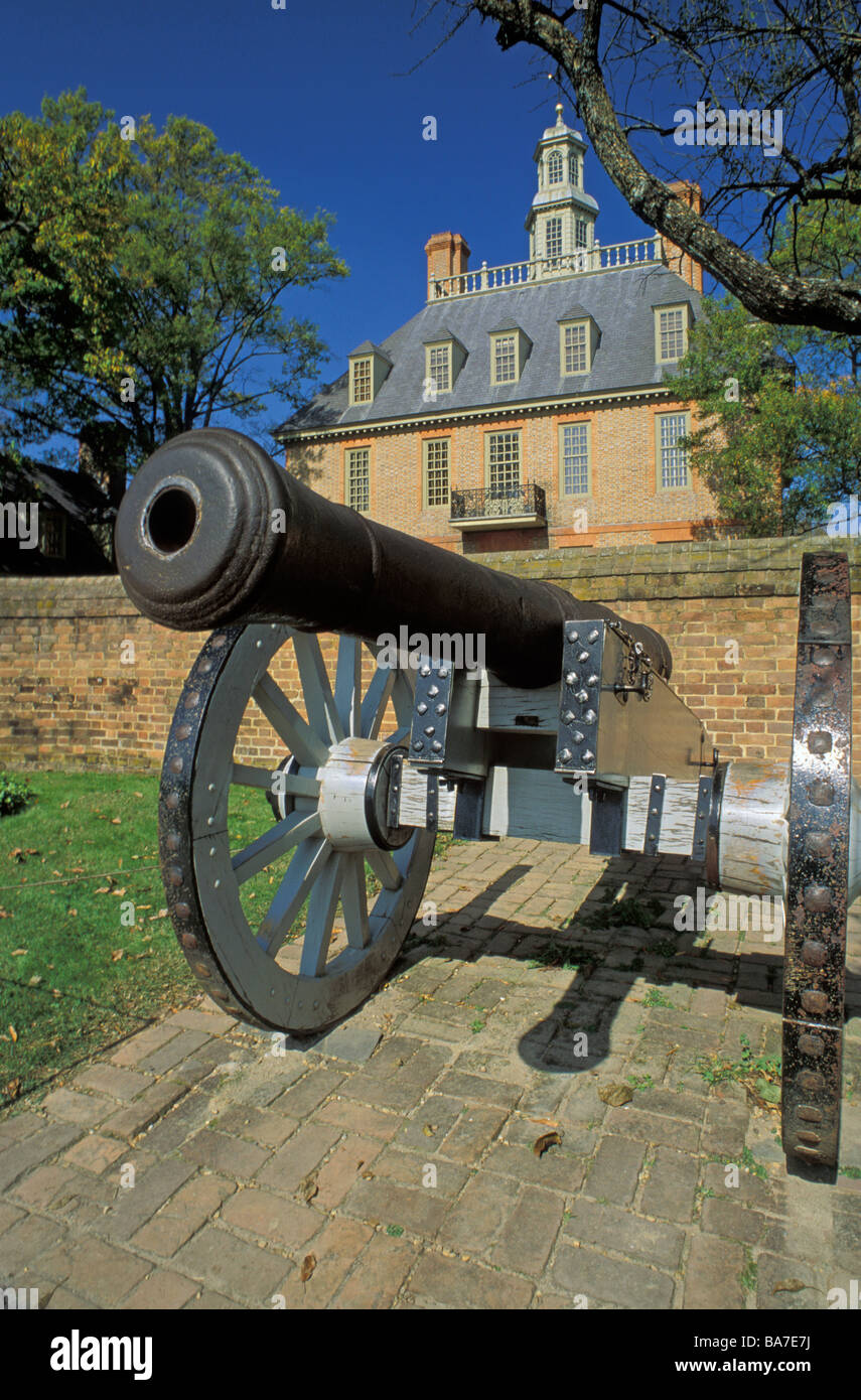 Cannon en face du palais du gouverneur royal à Williamsburg Banque D'Images