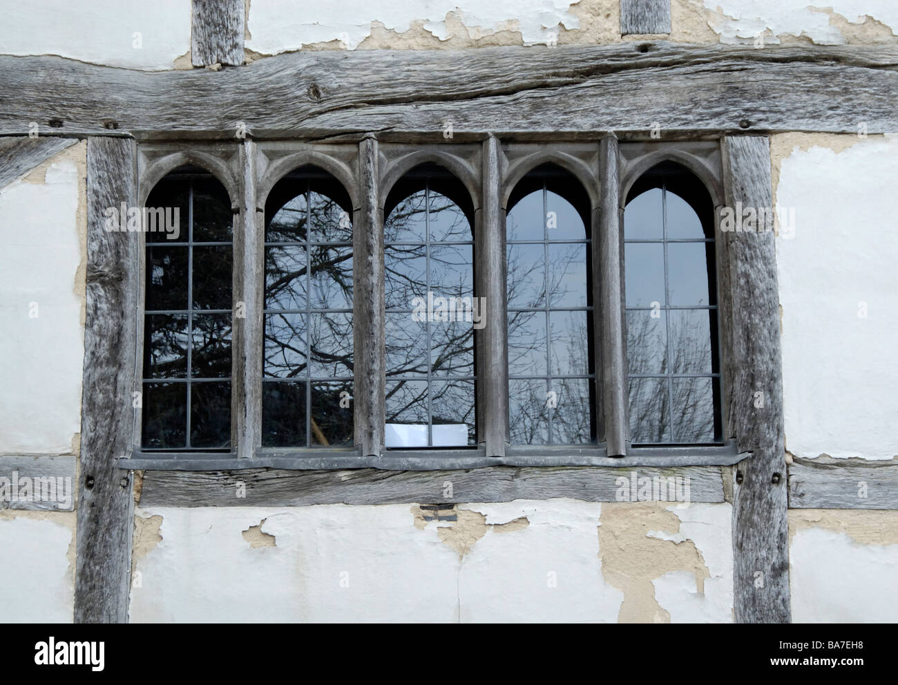 Cadre en bois sculpté de style Tudor fenêtres étroites dans la construction en bois, la Pilgrims' School, Winchester, Hampshire, Angleterre Banque D'Images