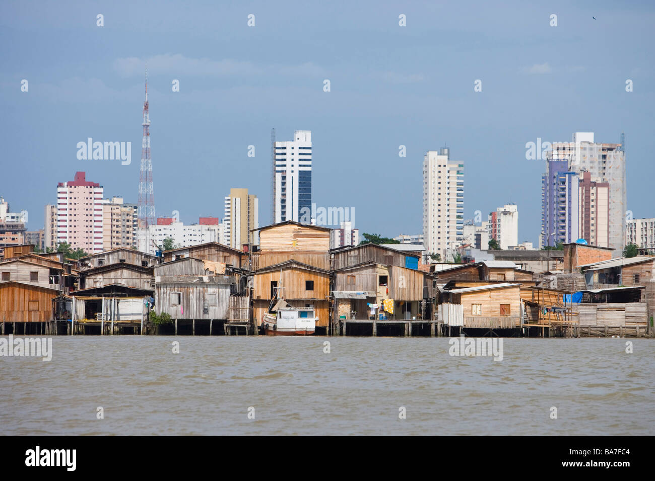 Un contraste de maisons sur pilotis et la ville d'édifices en hauteur, Belem, Para, Brésil, Amérique du Sud Banque D'Images