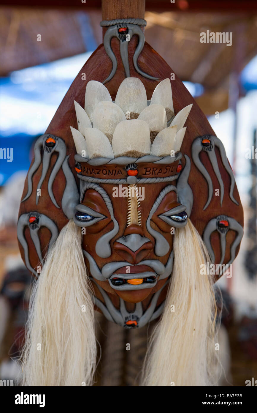 Les Amazon Indian Mask at a market stall, Santarem, Para, Brésil, Amérique du Sud Banque D'Images