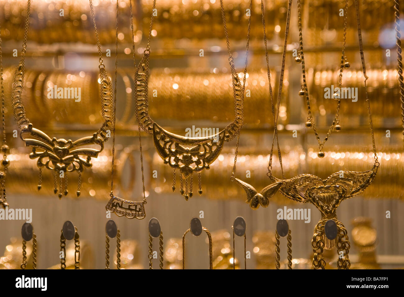 Bijoux en or dans une vitrine à une bijouterie à Souq al-Hamidiyya marché  couvert, Damas, Syrie, Asie Photo Stock - Alamy