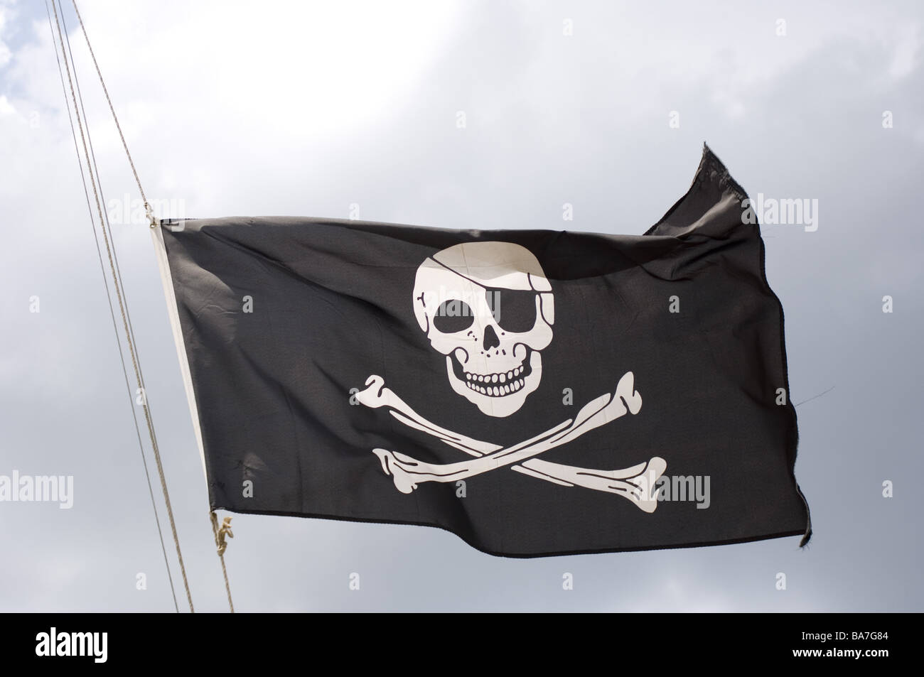 Drapeau Pirate Jolly Roger Sur Un Ciel Nuageux