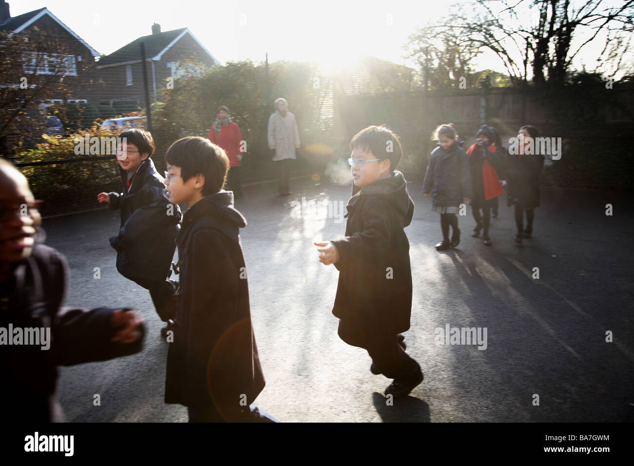 Joo Heon Lee 9 ans et à partir de la Corée du Sud vivant en Angleterre. Dans la cour de l'école courir jouer mate et mate classe Ian. Banque D'Images