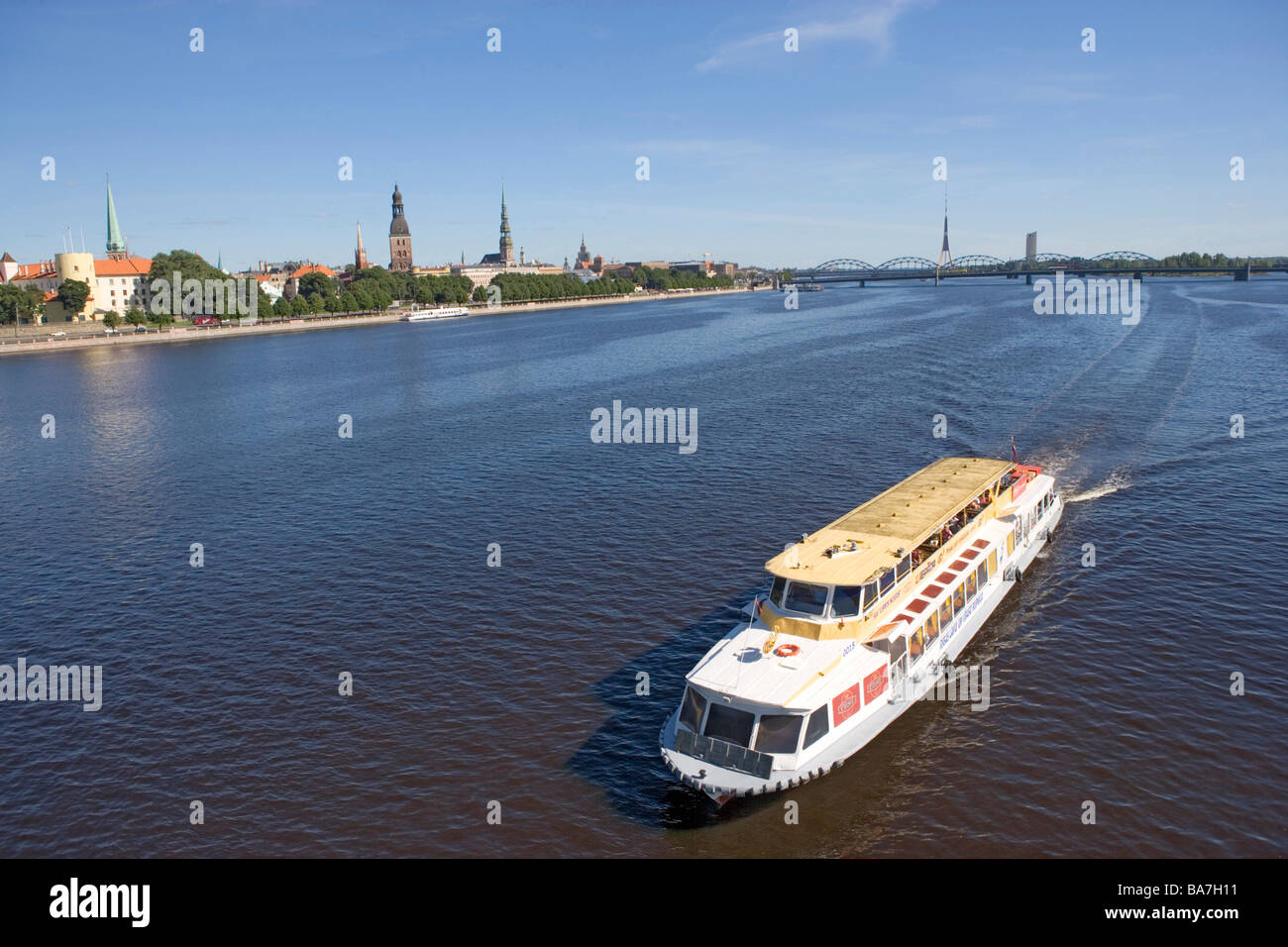 Bateau de croisière sur la rivière Daugava, Riga, Lettonie Banque D'Images