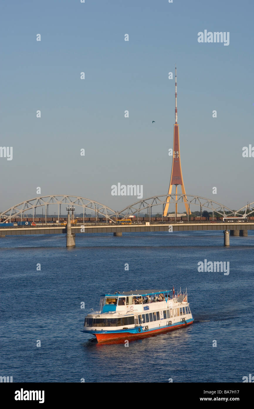 Navire de croisière sur la rivière Daugava et le radioantenna de Riga Banque D'Images